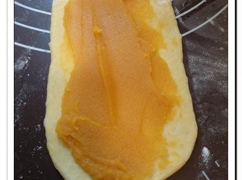 step3: 完成醒麵後, 將麵團輕輕按壓排出空氣, 將麵團擀成長方形, 約8x15cm。塗上約30g南瓜餡。