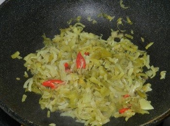 step6: 起一油鍋，下酸菜與辣椒快炒