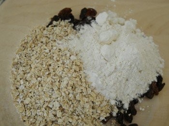 step1: 先將燕麥片，麵粉，葡萄乾，泡打粉，鹽拌勻備用
