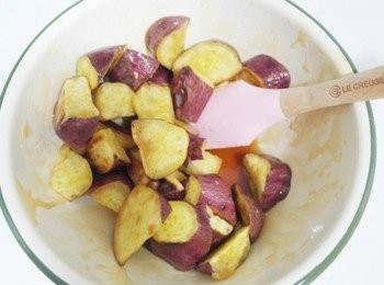 step4: 快速將地瓜倒在碗中並將蜂蜜糖漿淋上~~迅速地攪拌它們..讓它們均勻沾上糖漿後撒上黑芝麻即完成^^