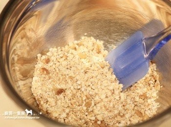 step2: 將所有乾性材料倒入盆中混合。
