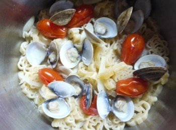 step4: 電鍋外鍋放1杯半的量米杯水,將作法3.置入,開關按下,跳起拿出稍拌,再依個人口味加入適量的塩調味,即可盛盤享用.