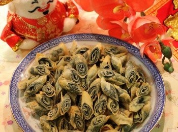 step7: 放入油鍋中，以中小火炸至微金黄色即可撈起。