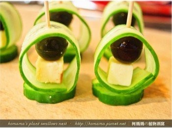 step4: 小黃瓜片的中央插入牙籤，捲成一圈後放在小黃瓜塊上。