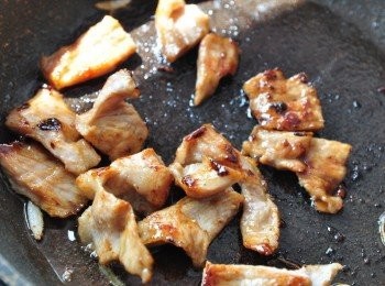 step4: 另外用餘油將松阪豬肉片香煎至兩面約8分熟