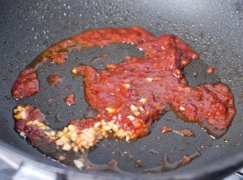 step3: 在同一個鍋，下少許油，下豆瓣醬，炒半分鐘，然後下蒜末，薑末