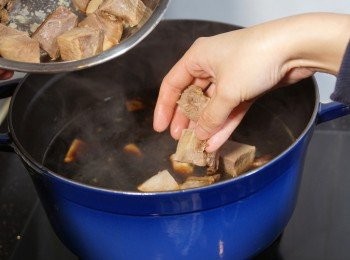 step5: 然後加入牛脷粒，用慢火煮20分鐘至入味。