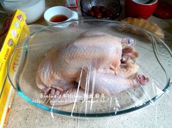 step2: 放入器皿內加少許鹽及酒拌勻 , 蓋上保鮮紙靜待1小時