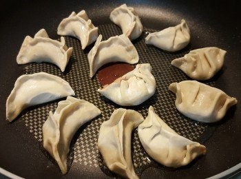 step2: 平底鍋預熱好後倒入沙拉油，加熱約2-5分鐘左右，再放入水餃。