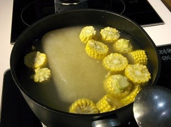 step2: 備一鍋子放入豚骨高湯加熱，放入切塊玉米。
