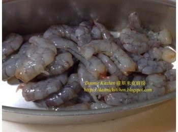 step1: 新鮮蝦子用剪刀剪掉尖端及觸鬚（防止剝殼時刺傷手指）、剝除蝦殼、用牙籤剃除腸泥（蝦頭保留，可以熬高湯或油炸胡椒蝦頭）