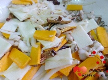 step3: 加入山藥與南瓜片炒一會