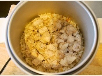 step3: 白米洗淨後，放入電鍋中，上方放置醃過的<a href="https://bit.ly/3EZL8dD" target="_blank" data-keyword="雞胸" class="guide-link"><strong>雞胸</strong></a> <span style="display:inline-block;vertical-align:middle;margin-top:-3px;color:initial;border-radius:3px;padding:2px 3px;font-size:12px;line-height:14px;background:#87d300;color:#fff;">即買</span> 肉塊，再倒入1米量杯的水來蒸煮。