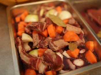 step2: 將牛肉切一口大小，西洋芹３大片.紅蘿蔔１－２根.洋蔥2顆切塊，加入幾瓣大蒜2片月桂葉用紅酒淹過材料冰4-6小時，讓<span class="group_1">食材</span>入味。