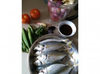 step1: 我用的是竹䇲鱼的一種，你也可以用石斑，金目魯之類的，把材料都準備好，望羅子帶有非常強勁的酸味，所以煮的時候必須一直嘗試味道，調整適合自己的酸度