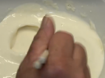 step2: 將自發粉用水開匀，放入洋蔥圈，用滾油炸至金黄即成