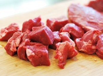 step1: 將羊腿肉洗淨擦乾，切成約2公分入口大小的肉塊