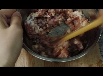 step1: 肉碎以豉油、麻油、糖、鹽、粟粉略醃。
Minced pork seasoned with soy sauce,  sesame oil,  sugar, salt & corn starch. 

Youtube: 
臘腸肉餅❨仿)煲仔飯 Claypot Rice w/ Lap Chang & Minced Pork：http://youtu.be/eRy63Hbc1KY

Facebook: HeidiMom 媽媽札記
https://www.facebook.com/heidimom.diary