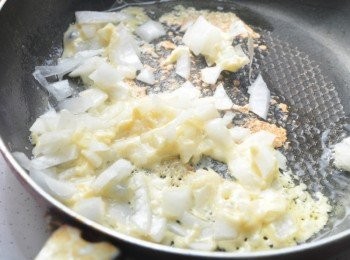 step5: 再將洋蔥丁加入鍋中拌炒