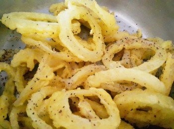 step7: 起鍋後均勻灑上胡椒鹽完成