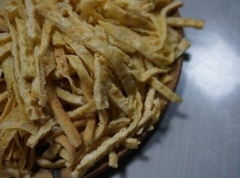 step3: 蛋絲做法：鍋中倒入少許油，將蛋汁倒入並平鋪在鍋內，表面微熟後翻面略煎即起鍋，待涼切絲備用。