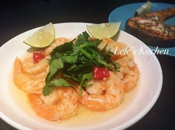 step2: 接著就送入電鍋啦~

外鍋放半杯水就可以囉！

熟度剛好的 完美檸檬蝦

隨意撒上香菜、再擠上新鮮檸檬汁

道地的泰式風情

就在家裡的飯桌 活生生地上演啦~

雖然是簡單的電鍋版

但是味道一點都不輸餐廳喔！