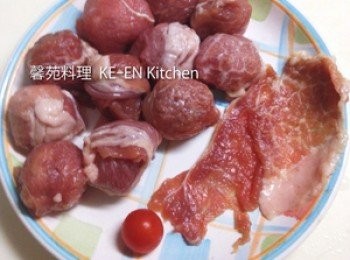 step1: 猪肉片，料理酒，鹽，雞粉.白胡椒粉，糖醃10分後包起蕃茄 肉球裹上太白粉