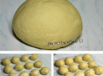 step4: 經過了麵包機兩次 Mode30 共半個小時的甩打
取出來的麵糰會是溫熱的喔
將麵糰等分成十二份，蓋上保鮮膜靜置 20 分鐘
會看到麵糰有明顯的膨脹
此時麵糰已經呈現鬆弛狀態
也就會比較容易擀開來了。