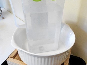 step10: 盡量將重物體壓在上面以做壓出水分（大概兩個小時）