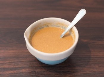 step5: <span class="group_2">醬料</span>部份，暖水及糖先拌至糖溶化，再加入其餘<span class="group_2">醬料</span>材料拌勻即完成<span class="group_2">醬料</span>