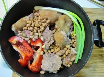 step1: 豬腳川燙後洗淨放入鍋中。
紅椒切對半與泡水三小時的花生放入鍋中。
青蔥不要切直接放入鍋中。