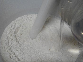 step1: 將糯米粉與水揉勻成團。