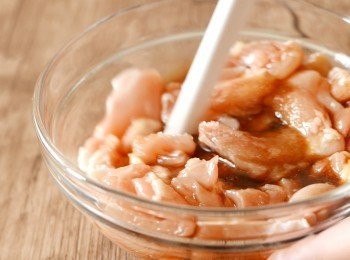 step2: 把清酒、味醂、日本醬油和糖加到雞肉中拌勻備用。