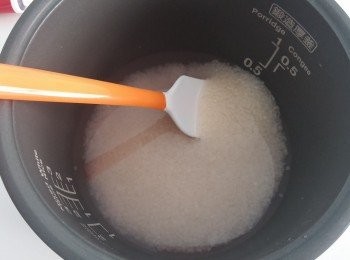 step3: 道明寺粉加入砂糖，加入(2)的水，如覺得顏色唔夠，可以呢個時候再加入紅色色素，拌勻備用。