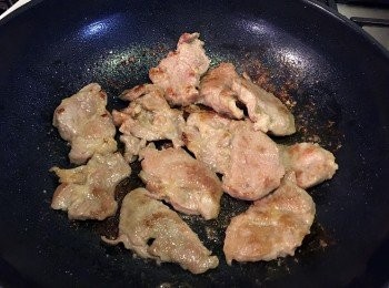 step2: 中火落油將豬扒煎至兩邊金黃色後，贊入米酒，轉小火，煎至熟。