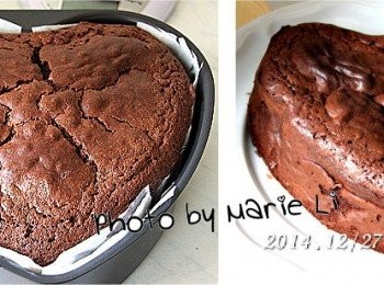 step11: 出爐的蛋糕表面會有因膨脹而自然形成的裂痕
脫模冷卻後會稍微回縮出不平整的凹凸表面