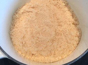 step1: 先將糖放入鍋中（最好高身一點），用中小煮至糖開始溶化（煮時切勿經常攪拌糖，易令糖漿反沙）