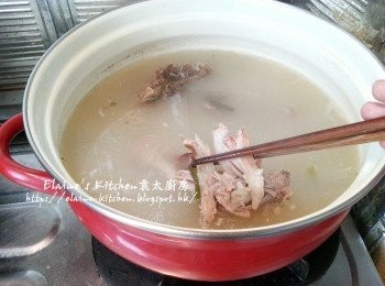 step12: 湯底煲1小時後熄火焗30分鐘 , 將鴨骨及其他湯料取出