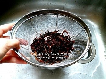 step5: 木耳絲浸水30分鐘後用水沖一沖洗及瀝乾 , 粉絲瀝乾水份