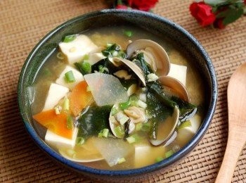 step7: 利用蛤蜊的鮮味加上蘿蔔清新的鮮甜,讓這碗味噌湯的味道更有層次。