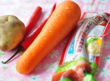 step1: 備<span class="group_1">食材</span>:洋芋、紅蘿蔔、德國香腸、辣椒~將洋芋、紅蘿蔔、德國香腸、辣椒分別切丁狀及薄圓片備用