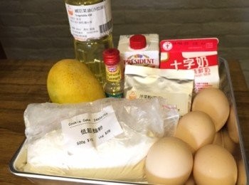 step1: 此食譜不用奶，只用水。預熱焗爐170度。專用蛋卷25x25cm盤鋪牛油紙，掃菜油備用。