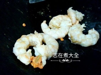step2: 大火燒熱鍋後加油，將蝦仁炒至8成熟後盛起備用