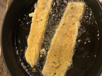 step3: 番茜與蛋醬混在一起

把魚柳先沾上麵份, 然後蛋醬. 放在滾油內炸或用平底鑊半煎炸