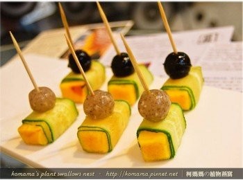 step7: 黑糖口味的黑木耳QQ圓搭配小黃瓜與甜柿，
完全不需再搭配醬汁，馬上變成一道味美的飯後甜點！