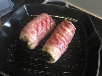 step6: 拆掉保鮮紙取出雞卷，放於加了少量油的煎鍋上，
把表面的煙肉煎至出油及金黃，即可盛起切塊上碟。