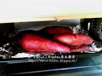 step7: 焗盤放上錫紙 , 再放上蕃薯 , 入焗爐用250C上下火焗45分鐘