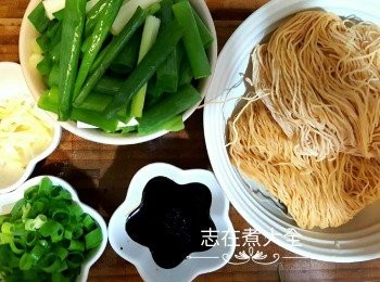 step1: 三星蔥切成尾指長度，留部份切成蔥花，薑切成絲，豉油及糖拌勻備用