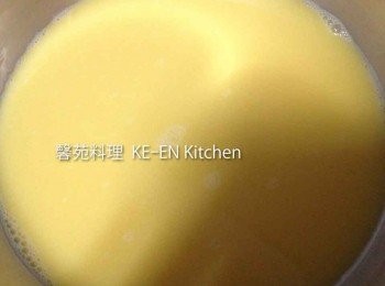 step1: 蛋加鰹魚露、水用筷子輕輕打散、把蛋液上的泡沫除去、放入電鍋蒸熟