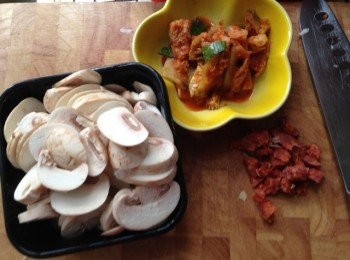 step1: 1)先將磨姑炒香, 腩肉片煎脆